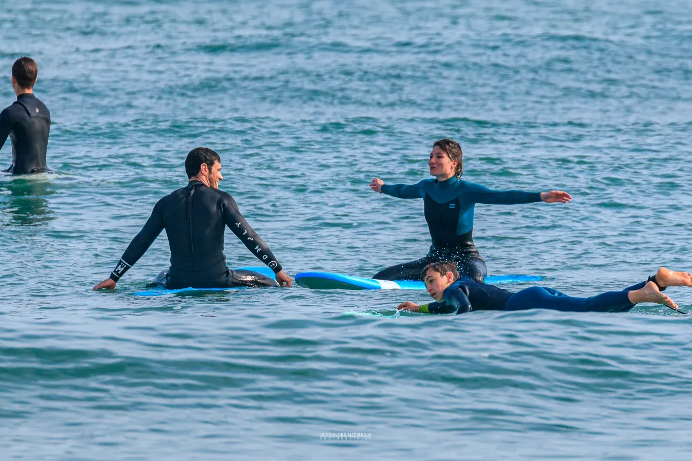 Surfeurs en mer