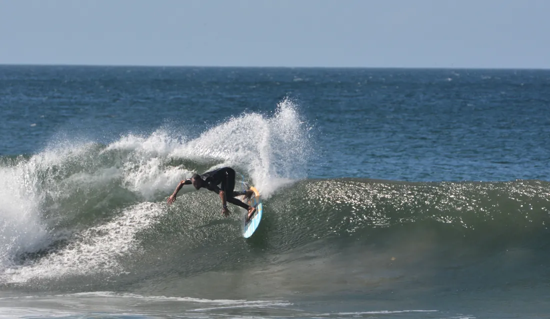 Clarence en plein virage sur une vague