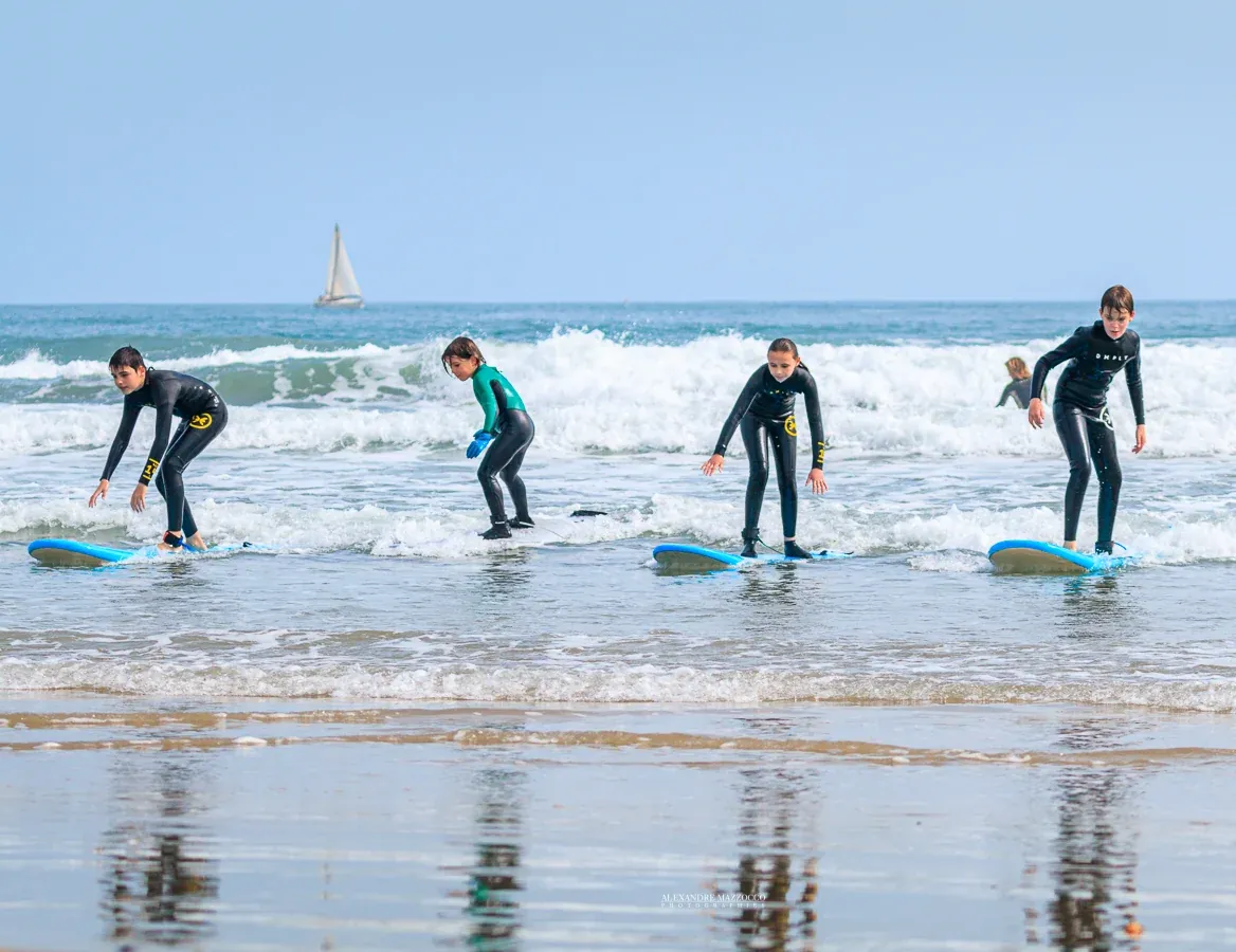 Enfants en stage de surf