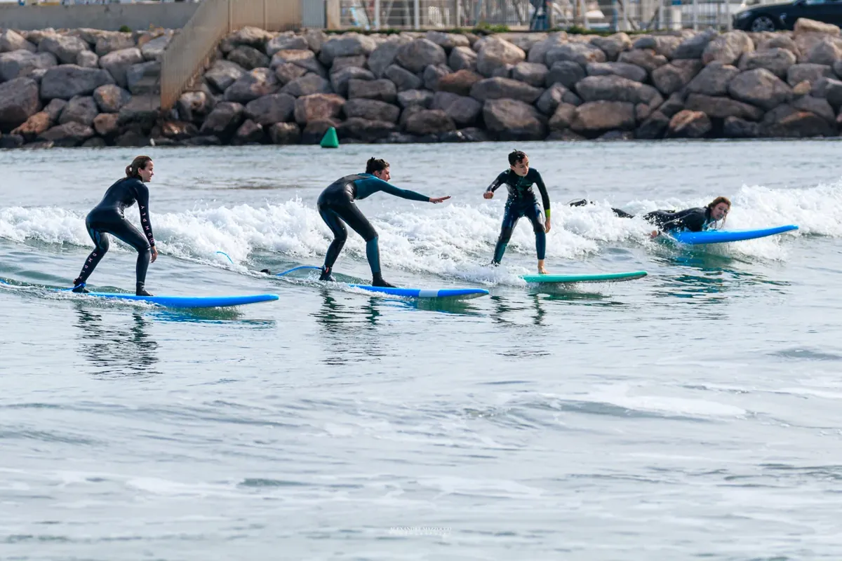 Séance de surf en groupe