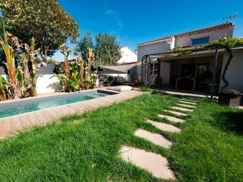 La villa, son jardin et sa piscine