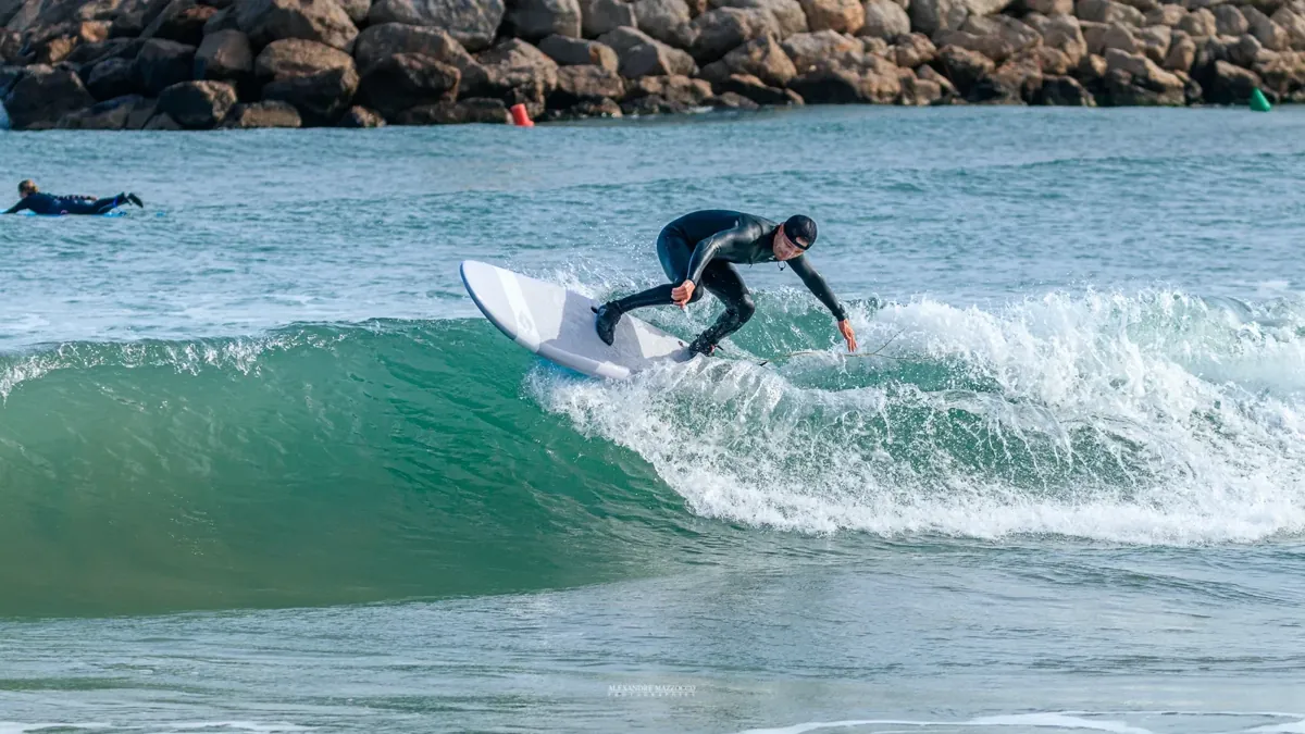 Surfeur sur une vague verte