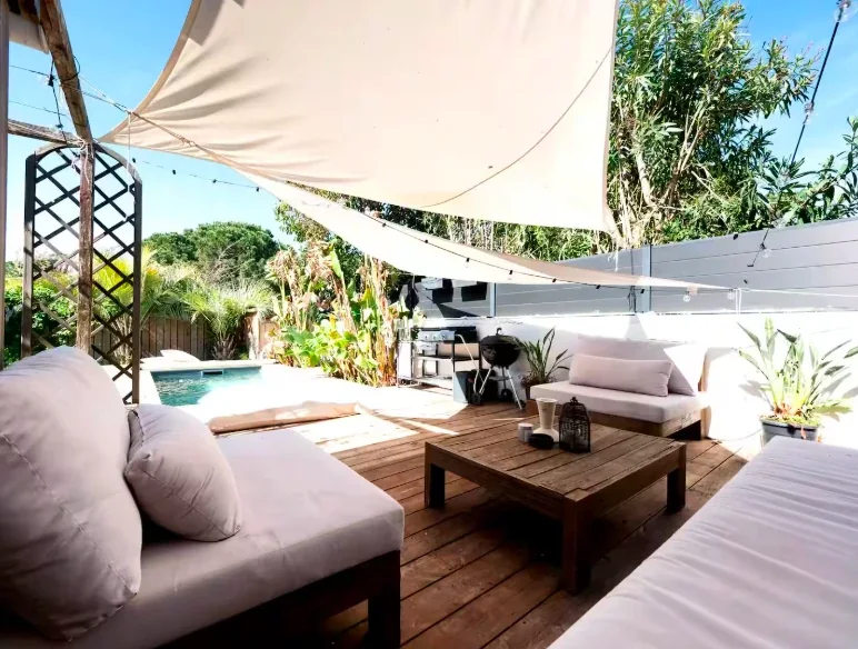La terrasse ombragée au bord de la piscine