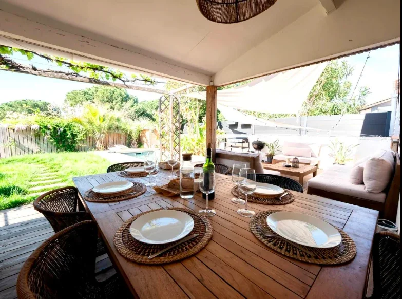 La table extérieure face au jardin