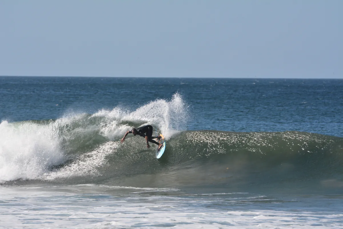Surfeur en plein virage